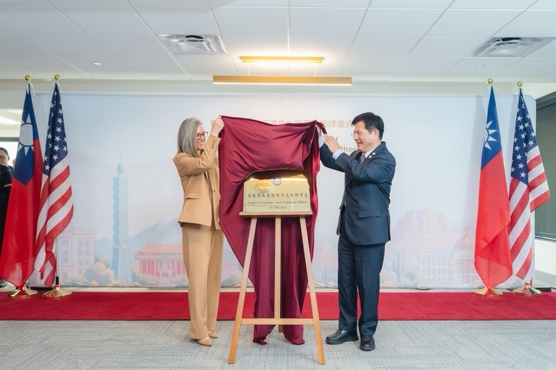 外交部長林佳龍（右）及亞利桑納州州長郝愷悌（Kate Hobbs）（左）於當地時間5日共同為駐鳳凰城辦事處揭牌。
（外交部提供）