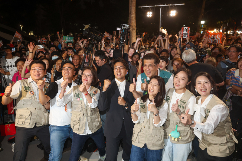 PD
沈伯洋出席第5場肥皂箱活動（2）
民進黨台北市長參選人沈伯洋（前左4）「市長你給
我聽好了」實體肥皂箱活動6日迎來第5場，地點選在
捷運劍潭站1號出口對面，沈伯洋與黨籍北市議員們
合影。
中央社記者吳家昇攝　115年10月6日