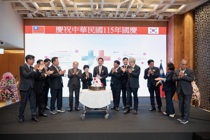 駐釜山辦事處6日舉行國慶酒會，處長郭承凱（中）表示，台灣民主及高科技產業成就獲國際肯定，台韓在AI、半導體供應鏈也高度互補，期盼未來持續深化實質交流，共享AI浪潮紅利。
（駐釜山辦事處提供）