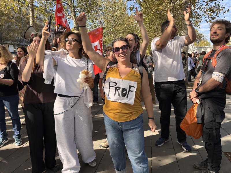 法國職業高中英語教師歐德（Aude）6日參加高中生示威，直言「沒人想在我們面臨的條件下當老師」。