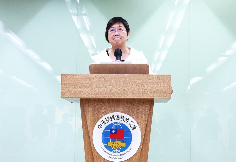 台灣民眾黨立法院黨團近日接連爆料，僑委會委員長徐佳青7日舉行記者會表示，即日起請辭委員長。
