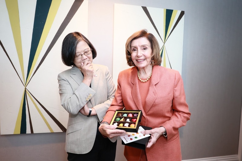 前總統蔡英文（左）7日在舊金山與美國聯邦眾議院前議長裴洛西，她特別準備台美人第二代創立品牌的巧克力送給裴洛西。（蔡英文辦公室提供）