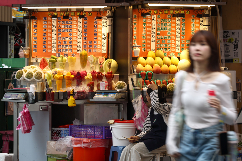 行政院主計總處7日公布9月消費者物價指數（CPI）年增率為2.73%，創下逾2年半最大漲幅，也已連5個月突破2%通膨警戒線。圖為台北西門町商圈有攤商看板採手寫標價，方便即時修改調整。