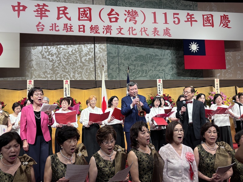駐日本代表處7日晚間在東京舉行國慶酒會，最後全場大合唱「愛拚才會贏」，駐日代表李逸洋登台吹奏小號。