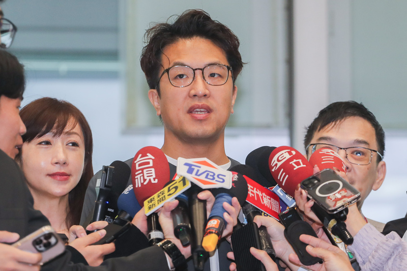 民進黨台北市長參選人沈伯洋8日上午在台北出席活動，會前接受媒體聯訪表示，松山機場遷建一直以來都是討論許久的問題且不分政黨都討論過，因將要舉辦辯論會，期盼對此議題進行討論。