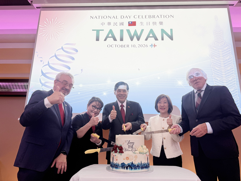 駐捷克代表處6日舉行國慶酒會。駐捷克代表陳立國（中）、經濟部次長江文若（右2）、眾議院友台小組主席班達（左1）與參議院「教育、科學、文化、人權及請願委員會」主席魯基斯卡（右1）上台切蛋糕。