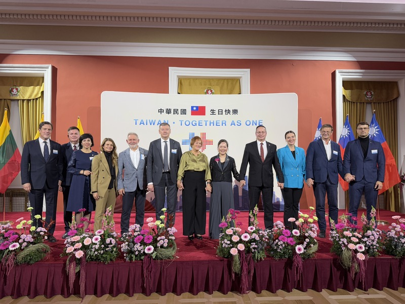 駐立陶宛代表處7日舉行國慶晚宴，立陶宛多位政府官員、議員、商界與學界等代表於晚宴致詞後上台合影。