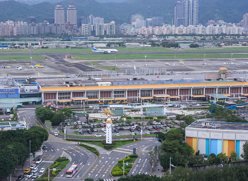 交通部民用航空局16日宣布，行憲紀念日連假澎湖、金門、馬祖3離島管制航線將提供1000架次，共7萬6160個座位數，並自19日上午9時起開放訂位。圖為松山機場資料照。