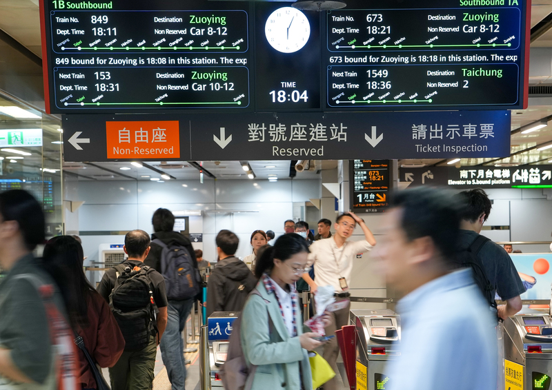 高鐵公司表示，為因應超尖峰人潮，11日下午1時到晚間9時每小時都有從台中站北上列車，且加開8班擴大自由座列車，並特別加開從嘉義首發。