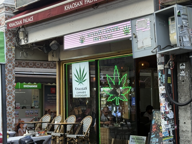 泰國曼谷考山路一間大麻店以大麻葉圖案及霓虹燈招牌吸引遊客目光。泰國政府近期推動收緊大麻管制，擬將大麻用途限縮於醫療及研究。