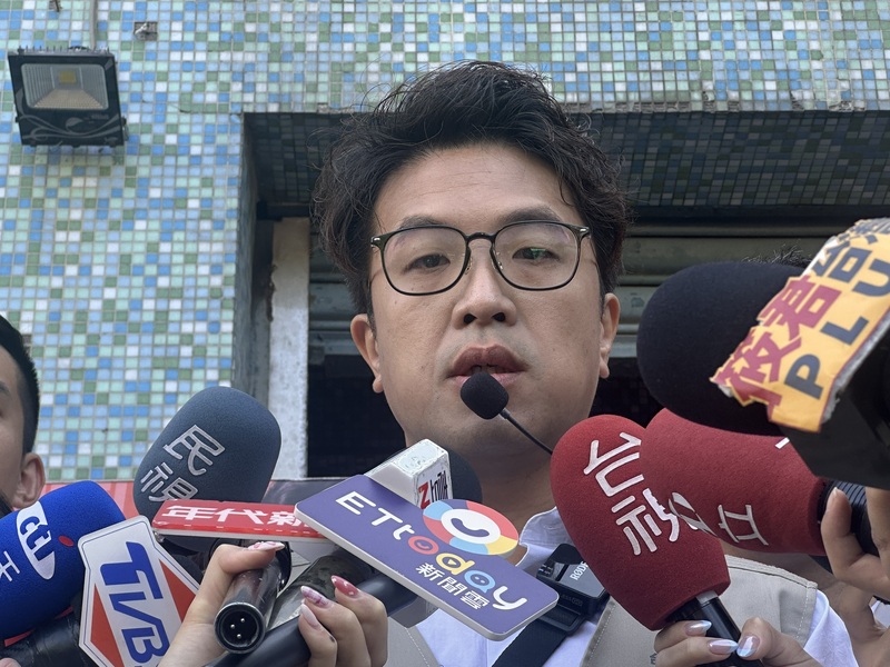 民進黨台北市長參選人沈伯洋9日赴木新市場掃街拜票，沈伯洋在接受聯訪時被問及松山機場遷移議題時說，此事已被討論很久，但應該需要完整規劃。