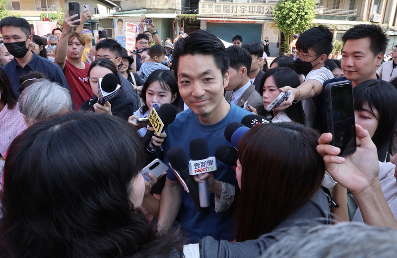 台北市長蔣萬安（中）9日前往台北市公有東門中繼市場開幕活動，並接受媒體聯訪回應市政議題。