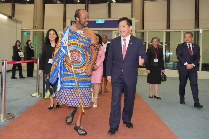 恩史瓦帝三世（King Mswati Ⅲ）（前左）應政府邀請
於9日至17日率團搭乘專機訪台，將參加國慶慶典活
動並進行國是訪問，外交部長林佳龍（前右）9日凌
晨前往接機。（外交部提供）