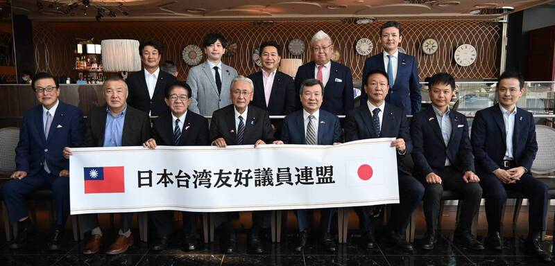 日本台灣友好議員連盟會長、眾議員古屋圭司（前排左4）9日率領跨黨派國會議員慶賀團赴台，參加雙十國慶相關活動。駐日代表李逸洋（前排右4）親赴東京羽田機場送機，感謝日本國會議員以實際行動展現對台灣的支持。（駐日代表處提供）