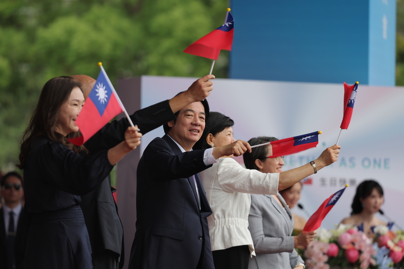 中華民國中樞暨各界慶祝115年國慶大會10日上午在總統府前登場，總統賴清德（中）揮舞國旗向台下致意。