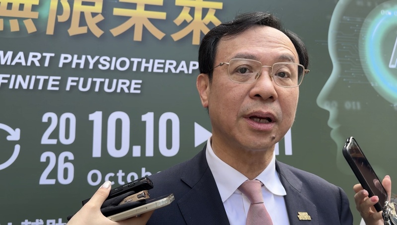 衛福部長石崇良10日強調，松機是離島與東部醫療後送的主要機場，松山機場遷移議題須廣泛詳細討論，醫療量能絕對要納入考量。