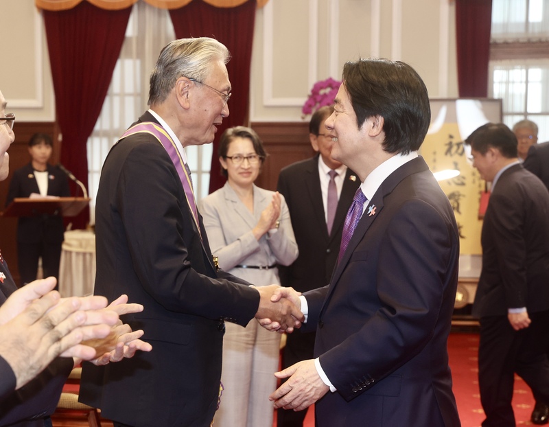 總統賴清德（前右）10日在總統府接見日本國會議員國慶祝賀團，與日本台灣友好議員聯盟（日台議聯）會長、眾議員古屋圭司（前左）握手致意。