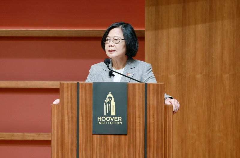 前總統蔡英文訪問舊金山一週，在史丹佛大學與國防科技人士和西岸主流決策者對話。學者認為，蔡英文很有機會可以成為卸任總統繼續扮演某種「資深政治家角色」傳統的先例。（蔡英文辦公室提供）