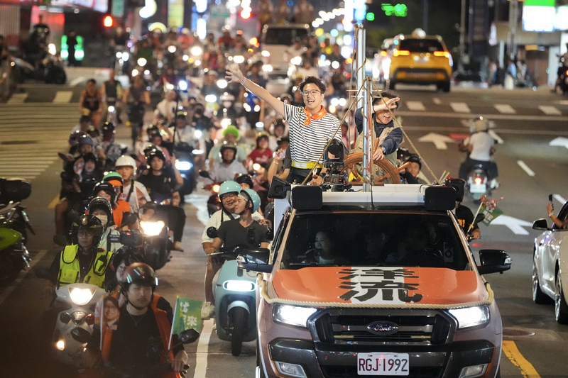 LG
沈伯洋展開「台北大洋流」首場車隊掃街（1）
民進黨台北市長參選人沈伯洋（車上左）11日啟動首
次「台北大洋流」車掃活動，向支持者揮手致意，也
針對中山區、大同區開箱政見。
中央社記者徐肇昌攝　115年10月11日