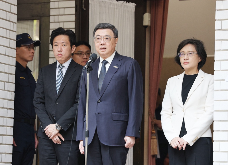 行政院長卓榮泰13日表示，中國一再對外施展霸權，這種心態與做法已引起全世界共同的反感，台灣會持續跟民主盟友攜手抵抗霸權擴張。