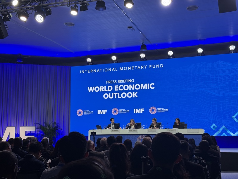 國際貨幣基金（IMF）公布最新世界經濟展望報告，IMF首席經濟學家坦雷羅（Silvana Tenreyro）等人13日在曼谷舉行的IMF與世界銀行年會舉行記者會。