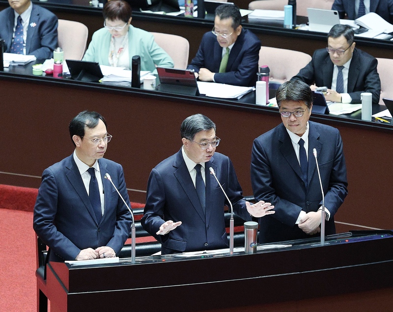 俄羅斯疑似發生鼠疫，全球關注，行政院長卓榮泰（中）13日表示，政府高度關心，2週前已請衛福部在行政院會報告，並要求緊盯當地疫情。對於中國也有疫情的傳聞，已要求全面檢控小三通往來狀況，持續加強監測。衛福部長石崇良（左）、陸委會主委邱垂正（右）列席備詢。