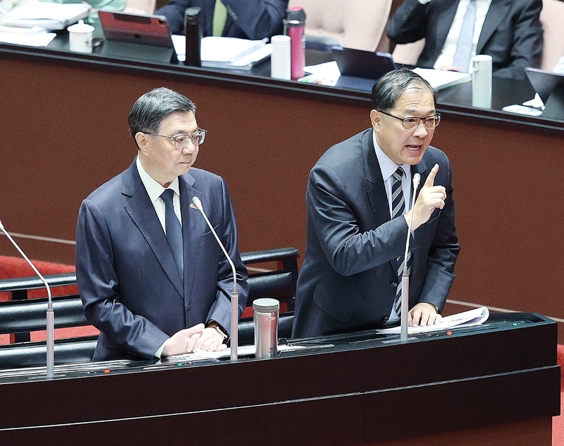 立法院13日繼續進行施政總質詢，行政院長卓榮泰（左）答詢時表示，將加強反滲透法中，接受境外敵對勢力指示、委託、資助，從事跟監、騷擾、威脅等跨國鎮壓行為，必須要有罪責。右為法務部長鄭銘謙。