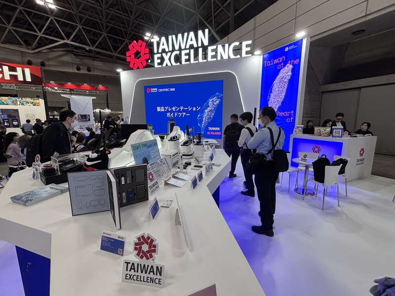 日本大型科技展「CEATEC 2026」13日在千葉縣幕張展覽館登場，台灣精品（TAIWAN EXCELLENCE）今年首度參展，以台灣為造型設計展台。