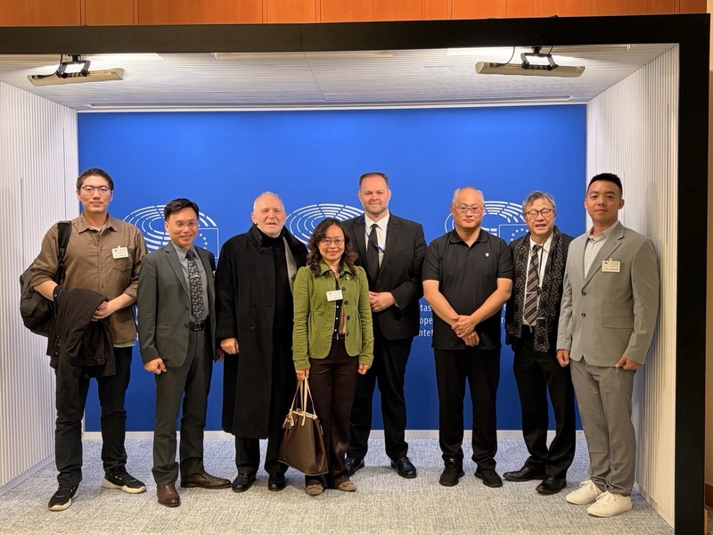 曾被中共關押的人權工作者李明哲（右3）13日在駐歐盟兼駐比利時代表謝志偉（右2）陪同下拜會歐洲議會議員庫塔（Bernard Guetta）（左3）、艾洛格魯（Engin Eroglu）（右4）。（華人民主書院提供）