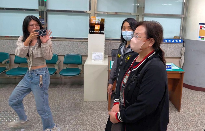 國民黨新北市議員連斐璠（前右）疑涉詐領助理費遭搜索，13日深夜移送新北地檢署複訊。檢方14日表示，檢察官訊問後，以涉嫌重大、有逃亡及串證等疑慮，向法院聲請羈押禁見。（翻攝照片）