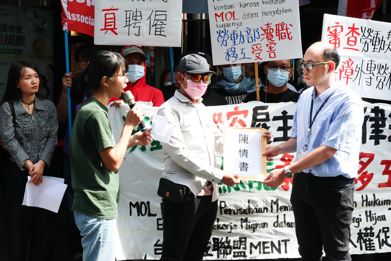 台灣移工聯盟、台灣人權促進會等團體15日遞交陳情書，要求勞動部負起監督責任，徹底調查、檢討制度，並協助受影響移工取回應有的權益與補償。(中央社)