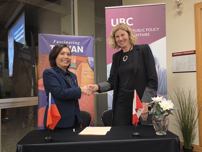英屬哥倫比亞大學公共政策與全球事務學院院長麥法蘭（Allison Macfarlane）和駐溫哥華經濟文化辦事處處長劉立欣（左），簽訂「台灣研究計畫」合作書，對深化台加關係充滿喜悅。