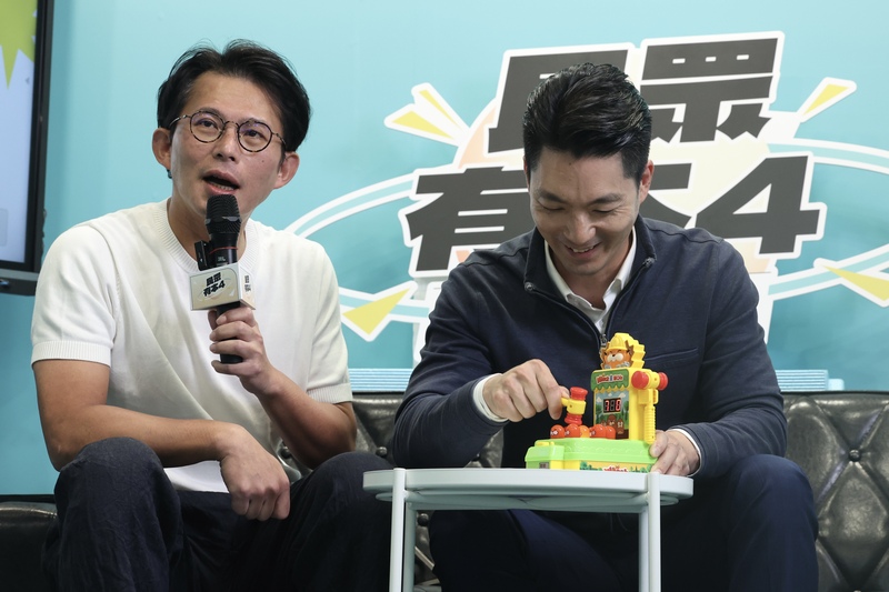 台北市長蔣萬安(右)15日接受台灣民眾黨主席黃國昌(左)專訪。