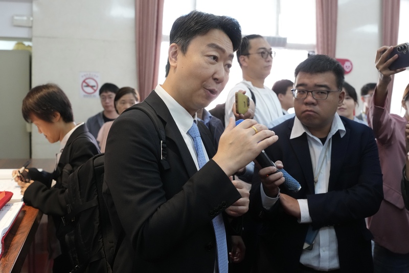 台北市長蔣萬安日前拋出松山機場遷移議題。交通部長陳世凱（前中）16日赴立法院備詢前表示，建議蔣萬安可以就專業上跟交通部做討論。(中央社)