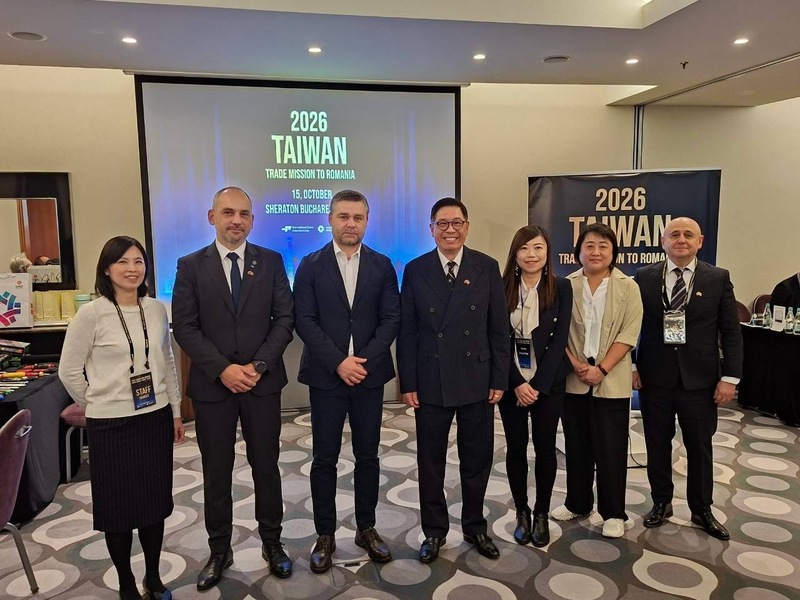 外貿協會籌組的中東歐貿易訪問團15日在羅馬尼亞首都布加勒斯特舉行貿易洽談會。圖為羅馬尼亞眾議員艾克特（左2）、布加勒斯特市長丘庫（左3）、駐斯洛伐克代表李南陽（右4）、外貿協會訪問團團長范繼文（右2）。
（駐斯洛伐克代表處提供）