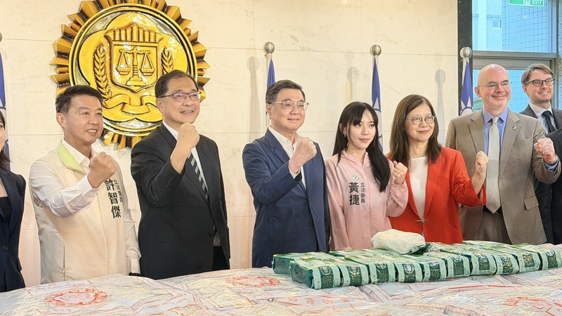 行政院長卓榮泰（左3）17日到高雄市出席調查局南機站偵辦「帝詩號遊艇走私愷他命毒品案」記者會，嘉勉辦案有功人員並合影留念。