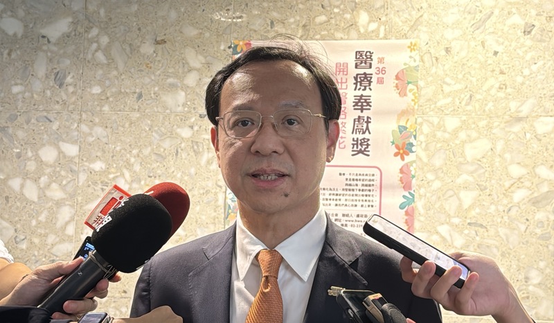 針對「長者有條件免健保費」修法在立法院三讀通過，衛福部長石崇良（圖）17日受訪時指出，鋸箭式修法恐拉大城鄉差距並重創世代正義，絕非健康平權。