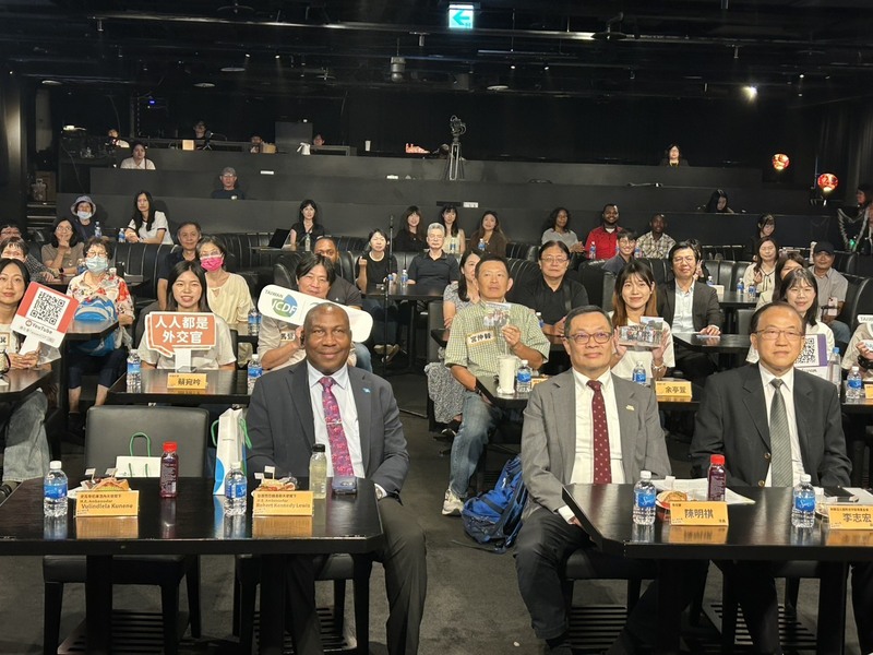 國合會30週年校園大使成果發表17日在台北舉行，外交部次長陳明祺（前右2）、國合會副秘書長李志宏（前右1），以及聖露西亞駐台大使路易斯（Robert Kennedy Lewis）（前左1）出席。