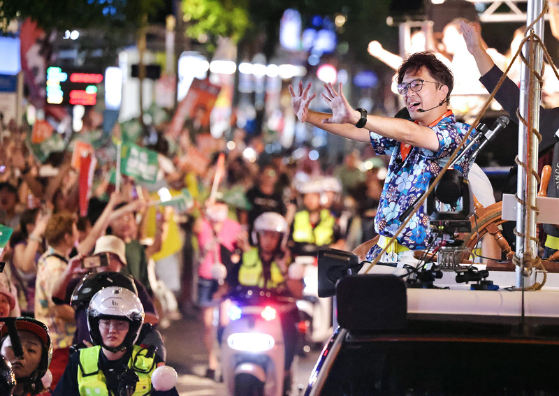 PD
沈伯洋車掃活動　民眾支持相挺（1）
民進黨台北市長參選人沈伯洋（右）18日在松山、信
義區舉辦「台北大洋流」車掃活動，支持者沿街揮舞
旗幟，表達力挺。
（台北市攝影記者聯誼會提供）
中央社　115年10月18日