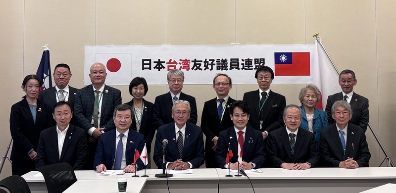 日本自10月起開放台灣人申請將國家資格證照上的國籍標示由「中國」更改為「台灣」。日本台灣友好議員聯盟19日召開專案小組會議，確認新制度實施情況。駐日代表李逸洋（左2）、日台議聯會長古屋圭司（左3）、參議員瀧波宏文（右3）以及多名旅日台灣人與會。