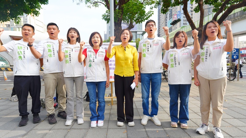 民主進步黨台中市長參選人何欣純（右4）19日舉辦「新台中，交給我」行動記者會，提出公車改善方
案，盼用市民視角檢視並解決問題。