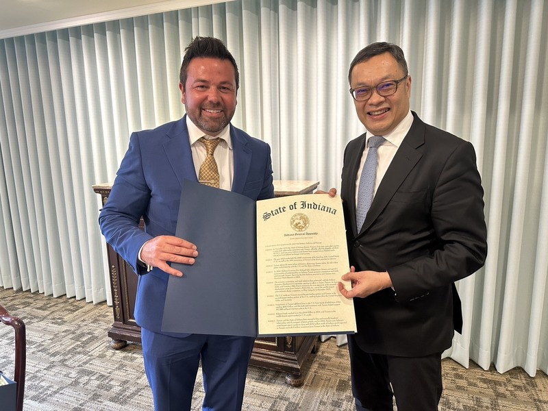 美國印第安納州副州長貝克威斯（Micah Beckwith，另譯：貝邁克，左）國慶訪台期間，向外交部次長陳明祺致贈印州參議院友台決議文。（駐芝加哥辦事處提供）