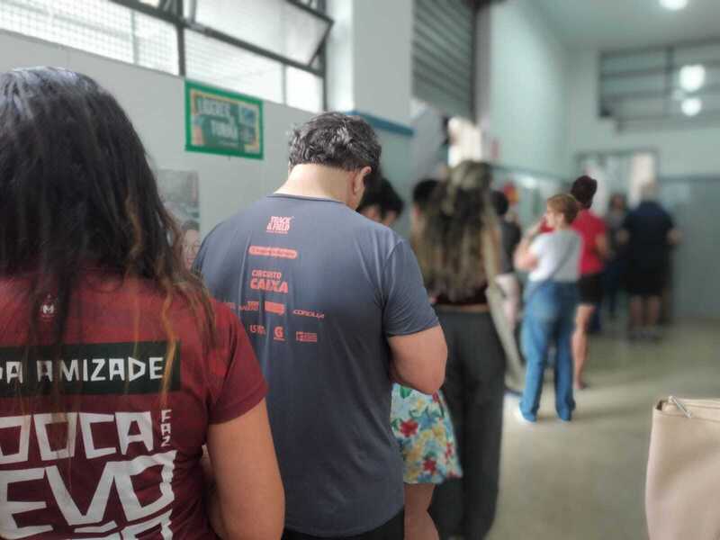 巴西總統大選首輪投票無候選人取得過半選票，由現任總統魯拉與右翼候選人佛拉維歐晉級第二輪決選即將展開投票。圖為10月4日首輪投票日，巴西民眾在投票所排隊等候投票。