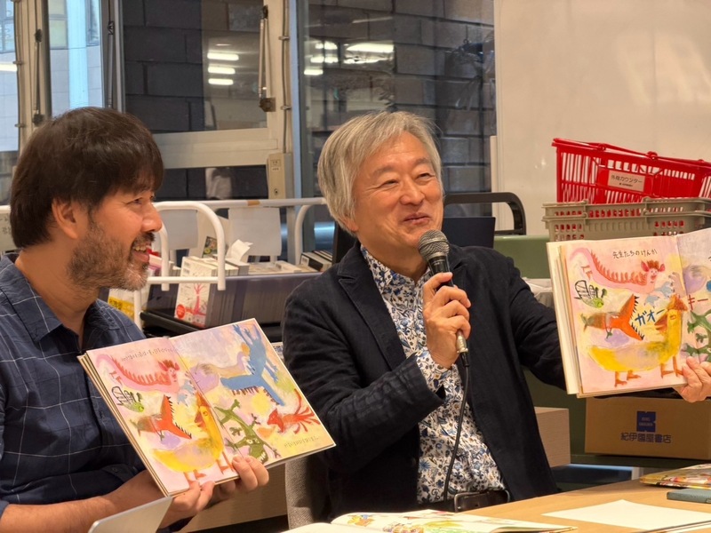 台灣繪本作家劉旭恭（左）18日受邀前往東京紀伊國屋書店新宿本店，分享日譯新書「你看看你，把這裡弄得這麼亂！」的創作理念，並與日本作家松本猛（右）展開對談。經常造訪台灣的松本猛對台灣繪本給予高度評價，直言如今已不遜於日本。