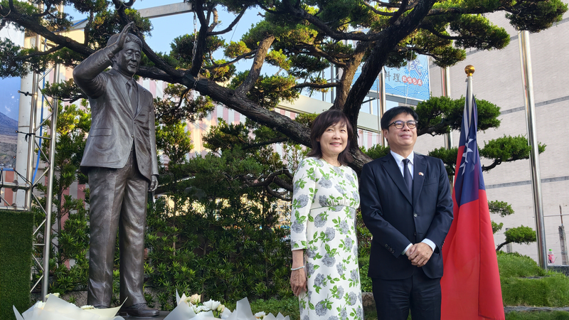已故前日本首相安倍晉三夫人安倍昭惠(左)20日下午造訪高雄紅毛港保安堂，高雄市長陳其邁(右)等人陪同。
