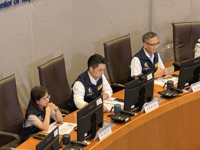 LG
蔣萬安主持北市府颱風薔琵整備會議
颱風薔琵持續增強，台北市長蔣萬安（中）20日晚間
主持整備會議，聽取各局處報告。
中央社記者葉蓁芸攝　115年10月20日