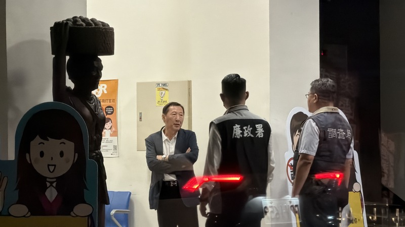 台東檢調單位偵辦農路拓寬涉嫌圖利和前台東縣長吳俊立（左）有關的渡假村案，20日將吳俊立列為被告並約談到案，21日凌晨1時許以尚有共犯未到有串證及逃亡之虞，向台東地方法院聲押。(中央社)