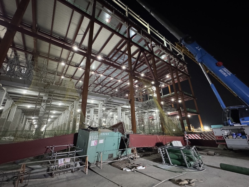 高雄台積電F22廠新建工程20日發生工安事故，4名作業人員從事鋼構吊掛安裝作業時，疑似因3樓外側鋼
構連結板螺栓斷裂，導致作業人員與鋼構組件自高處墜落，經搶救4人皆不治。（南科管理局提供）