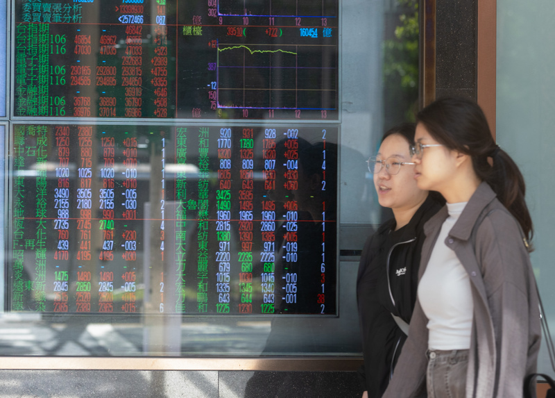 台北股市21日開高走高，收盤漲594.84點，為46887.77點，漲幅1.28%，成交金額新台幣8331.91億元。