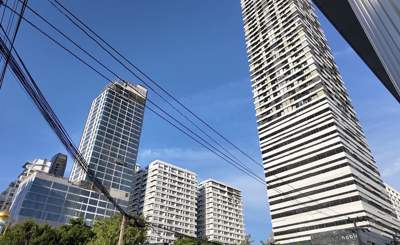 泰國大曼谷地區房地產市場復甦步調不一，建商面臨購屋需求疲弱、貸款審核趨嚴及開發成本偏高等壓力。圖為曼谷市區辦公大樓與住宅大樓。